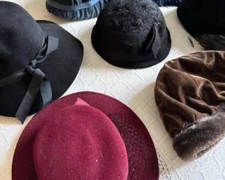 037 vintagewomensmillineryhatsinmidce