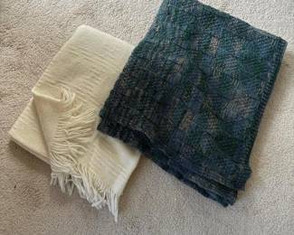 221 faribowoolandacrylicblanketandhand