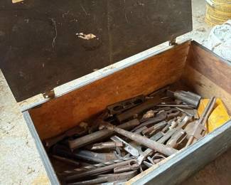 497 vintagewoodtoolboxwithassortedmeta