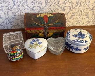 236 vintagetrinketboxessmallcarvedchest