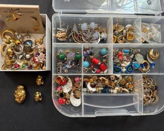 348 assortedvintageandcostumeearringsan