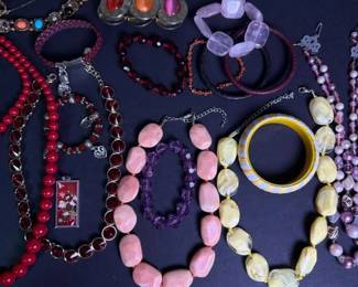 331 assortedcostumejewelrynecklacesbrace