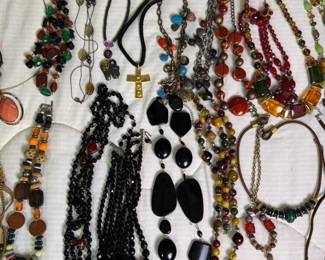 330 assortedcostumenecklacesandbeadedje