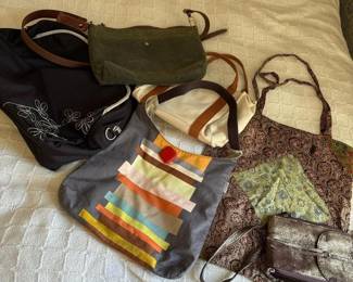 222 assortedhandbagsandtotebags