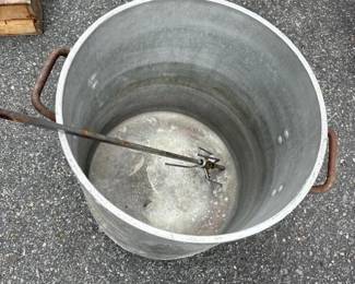 547 largealuminumboilingpotwithmetalpo
