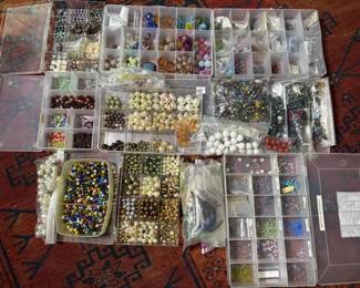 095 assortedshinyjewelrybeadsandaccesso