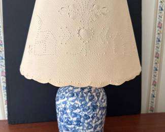 253 blueandwhitepotterytablelampwithp
