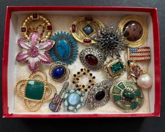 339 vintagecostumebroochesandpinsassort