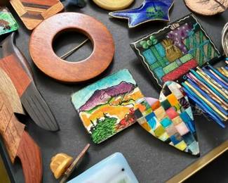 346 handpaintedceramicbroochwithbuildin