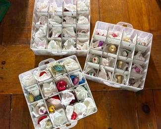 060 assortedvintageandcontemporaryglass