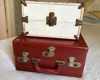 282 vintageredsuitcasestylejewelrycase