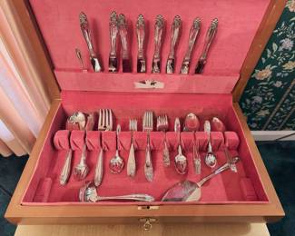 Towle Supreme Cutlery Flatware Set: ornate floral-pattern flatware set in a lined wooden chest, with ladle, pie server, and other serving pieces