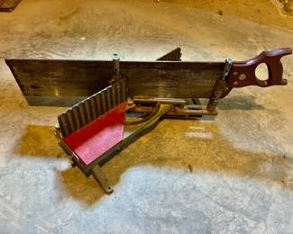 Millers Falls Co (Greenfield MA) Miter Box with Backsaw