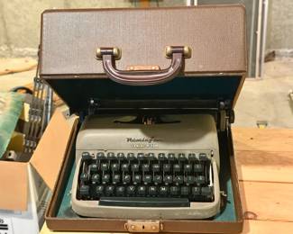 1950s vintage Remington Travel-Riter portable manual typewriter With Case
