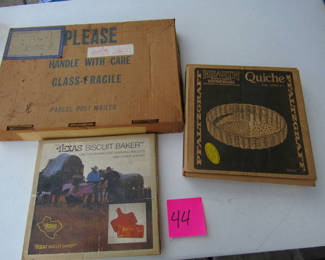 Lot 119: Texas Biscuit Baker and Hearth Stoneware Quiche Pan