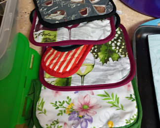 Lot 179: Assorted Kitchen Bakeware and Cooking Accessories