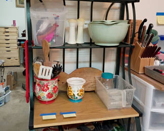 Lot 195: Assorted Plastic Food Storage Containers and Kitchenware