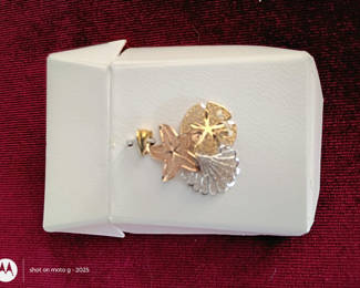 Lot 181: 14K Seascape Pin Gold