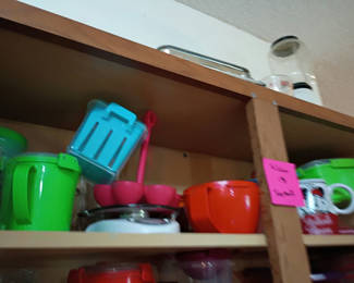 Lot 185: Assorted Plastic Kitchen Containers, Measuring Cups, Mug, and Digital Scale