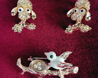 Lot 55: Gold-Tone Animal-Themed Jewelry Pins and Earrings