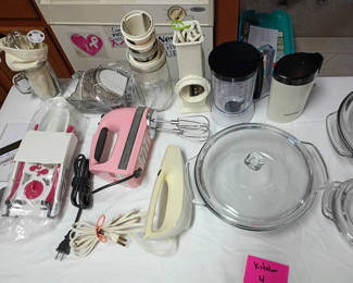 Lot 175: Mixed Kitchen Appliances and Glass Bakeware Set