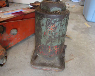 Lot 58: Hydraulic Bottle Jack and Floor Jack
