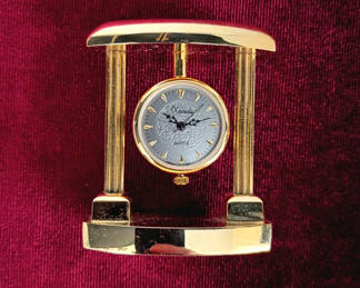 Lot 59: Gold-Tone Quartz Desk Clock