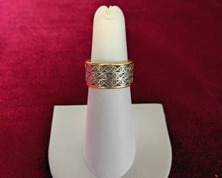Lot 87: 14K Gold Patterned Band Ring