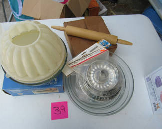 Lot 146: Assorted Baking and Kitchenware Items