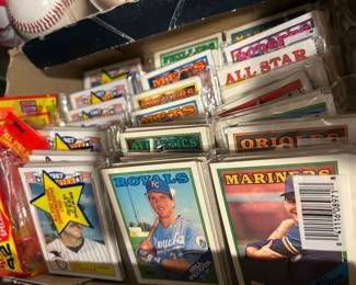 UNOPENED BASEBALL CARDS PACKAGES