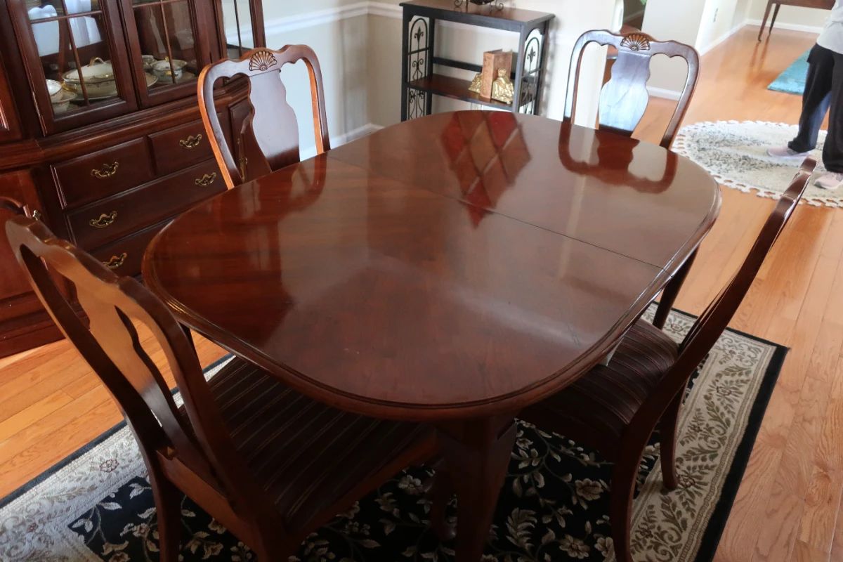 Queen Anne table and chairs 41" x 60" with 2 12" leaves