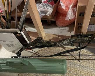 Martin Archery Cougar Magnum Compound Bow with Arrows and Golden Eagle Case