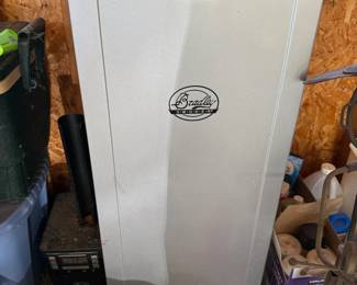 Bradley 4-Rack Digital Electric Smoker with Automatic Bisquette Smoke Generator and Racks