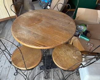 Ice Cream Parlor Bistro Set – Round Table & 4 Heart-Back Chairs