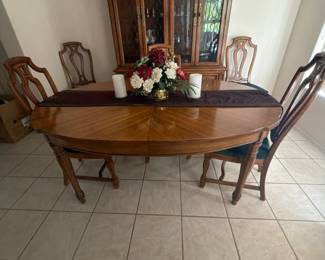 ThomasVille Dining Room Set (includes 6 chairs)