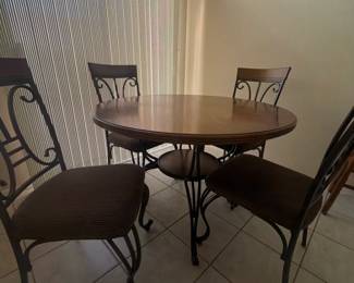 Item01 AshleyDiningTableChairsSet