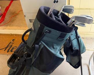 Golf bag with clubs