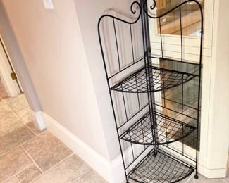 Metal collapsible display shelf