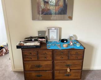 Dresser, picture