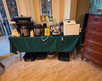 Small appliances and roasting pans