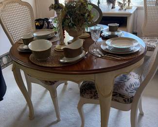 Dining room table with 2 leafs and 6 white chairs