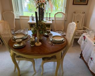 Dining table. Four chairs and three leaves