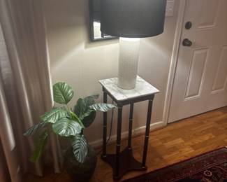 Wall mirror, table lamp and table 