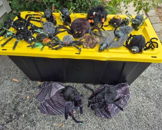 More spiders on a large tote.