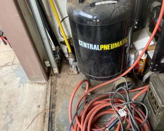 Central Pneumatic 125 PSI Air Compressor With Air Hose