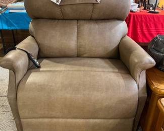 Extra large reclining chair made for an extra large person. This is the kind that also lifts up slowly so that you can walk out of the chair. Just recently purchased. Tags are still attached.