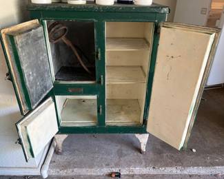 Inside the Vintage ice chest