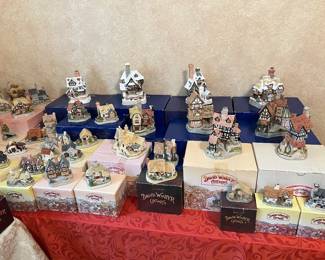 David Winter houses in cottages comes complete with original boxes and certificates of authenticity