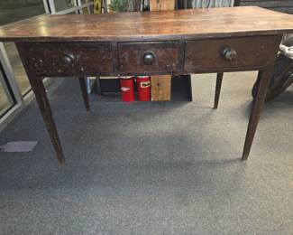 Outstanding 3 drawer farm table w/pegged construction. Carolina