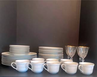 Noritake Sheridan Gold, White Scapes Fine Porcelain Dinnerware Set